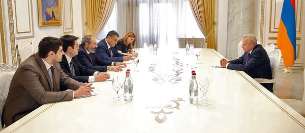 Премьер-министр Армении Никол Пашинян принял чрезвычайного и полномочного посла РФ в РА Сергея Копыркина (11 июня 2018). Еревaн Премьер-министр Армении Никол Пашинян принял чрезвычайного и полномочного посла РФ в РА Сергея Копыркина (11 июня 2018). Еревaн - Sputnik Армения