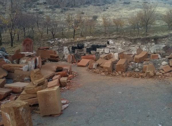 Խոնարհված Պողոս-Պետրոսը ոտքի է կանգնում Խոնարհված Պողոս-Պետրոսը ոտքի է կանգնում - Sputnik Արմենիա