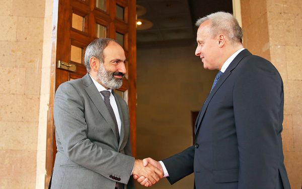 Премьер-министр Армении Никол Пашинян посетил посольство РФ в связи с Днем России (12 июня 2018). Еревaн - Sputnik Армения