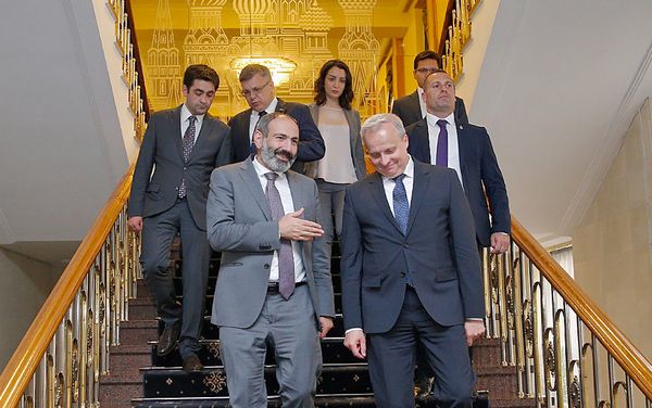 Премьер-министр Армении Никол Пашинян посетил посольство РФ в связи с Днем России (12 июня 2018). Еревaн - Sputnik Армения