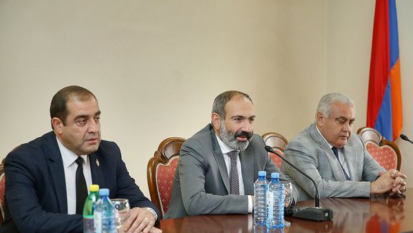 Премьер-министр Армении Никол Пашинян представил нового главу службы государственной охраны СНБ (12 июня 2018). Еревaн Премьер-министр Армении Никол Пашинян представил нового главу службы государственной охраны СНБ (12 июня 2018). Еревaн - Sputnik Армения