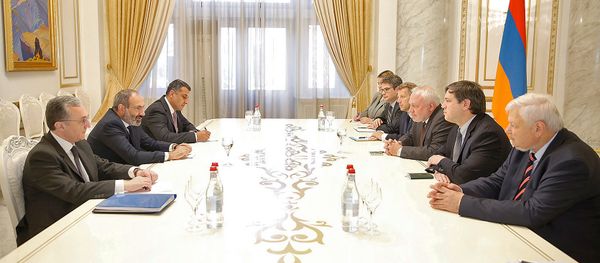 Премьер-министр Армении Никол Пашинян принял сопредседателей Минской группы ОБСЕ (13 июня 2018). Еревaн - Sputnik Армения