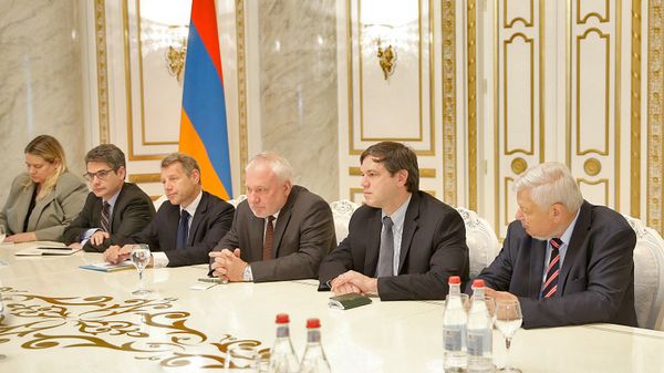 Премьер-министр Армении Никол Пашинян принял сопредседателей Минской группы ОБСЕ (13 июня 2018). Еревaн - Sputnik Армения