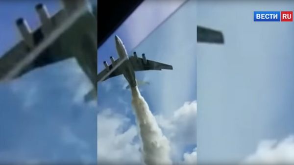 Ил-76 сбросил тонны воды на инспекторов ДПС в Подмосковье - Sputnik Армения