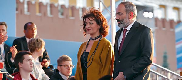Премьер-министр Армении Никол Пашинян с супругой Анной Акопян во время гала-концерта на Красной площади (13 июня 2018). Москвa Премьер-министр Армении Никол Пашинян с супругой Анной Акопян во время гала-концерта на Красной площади (13 июня 2018). Москвa - Sputnik Արմենիա