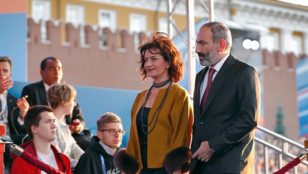 Премьер-министр Армении Никол Пашинян с супругой Анной Акопян во время гала-концерта на Красной площади (13 июня 2018). Москвa - Sputnik Армения
