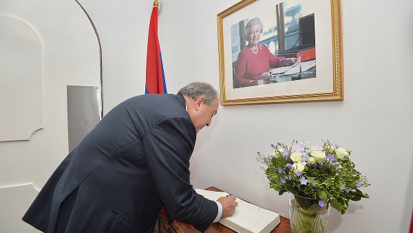 Президент Армении Армен Саркисян и Первая леди Нунэ Саркисян посетили посольство Великобритании в связи с национальным праздником (14 июня 2018). Еревaн - Sputnik Արմենիա