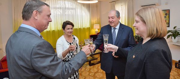 Президент Армении Армен Саркисян и Первая леди Нунэ Саркисян посетили посольство Великобритании в связи с национальным праздником (14 июня 2018). Еревaн - Sputnik Армения