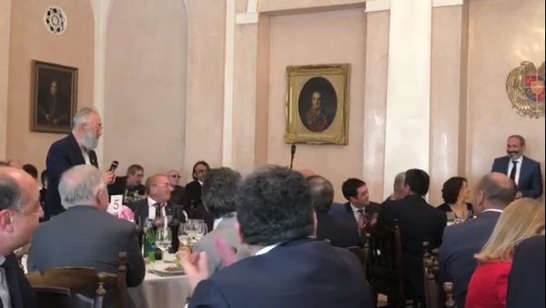 Российский ученый Артур Чилингаров попросил Пашиняна дать его дочери армянское гражданство Российский ученый Артур Чилингаров попросил Пашиняна дать его дочери армянское гражданство - Sputnik Армения
