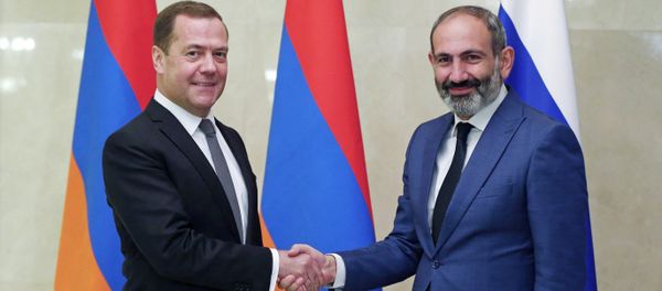 Премьер-министр Армении Никол Пашинян встретился с председателем правительства России Дмитрием Медведевым (14 июня 2018). Москвa Премьер-министр Армении Никол Пашинян встретился с председателем правительства России Дмитрием Медведевым (14 июня 2018). Москвa - Sputnik Արմենիա
