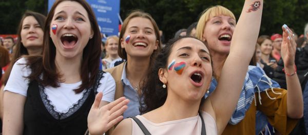 Болельщики во время просмотра матча ЧМ-2018 по футболу между сборными России и Саудовской Аравии в фан-зоне на Воробьевых горах в Москве. - Sputnik Армения