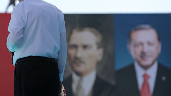 Президент Турции Тайип Эрдоган обращается к своим сторонникам во время предвыборного митинга (9 июня 2018). Анкара, Турция - Sputnik Армения