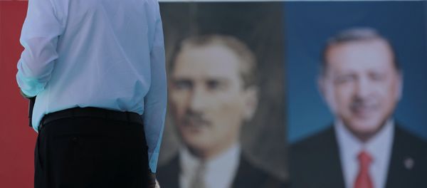 Президент Турции Тайип Эрдоган обращается к своим сторонникам во время предвыборного митинга (9 июня 2018). Анкара, Турция - Sputnik Армения
