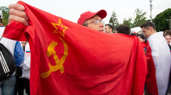 Болельщик с флагом СССР перед стадионом Лужники - Sputnik Армения