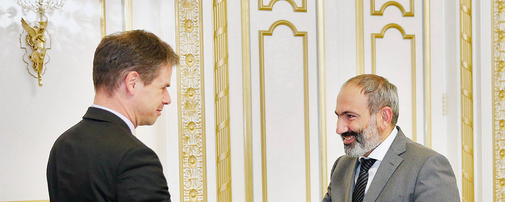 Премьер-министр Никол Пашинян принял чрезвычайного и полномочного посла Франции в Армении Джонатана Лакота (15 июня 2018). Еревaн - Sputnik Армения, 1920, 14.07.2021