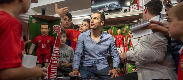 В магазинах игрушек презентовали говорящую куклу Генриха Мхитаряна (16 июня 2018). Еревaн - Sputnik Армения