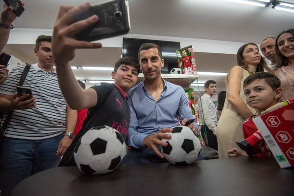 В магазинах игрушек презентовали говорящую куклу Генриха Мхитаряна (16 июня 2018). Еревaн - Sputnik Армения
