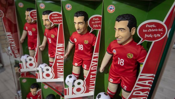 В магазинах игрушек презентовали говорящую куклу Генриха Мхитаряна (16 июня 2018). Еревaн - Sputnik Армения