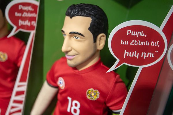 В магазинах игрушек презентовали говорящую куклу Генриха Мхитаряна (16 июня 2018). Еревaн - Sputnik Армения