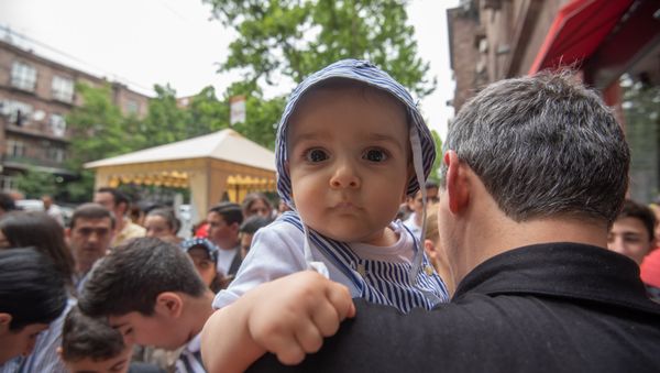 В магазинах игрушек презентовали говорящую куклу Генриха Мхитаряна (16 июня 2018). Еревaн - Sputnik Армения