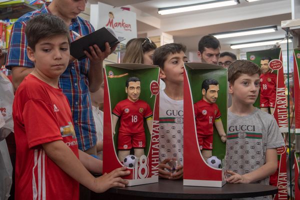 В магазинах игрушек презентовали говорящую куклу Генриха Мхитаряна (16 июня 2018). Еревaн - Sputnik Армения