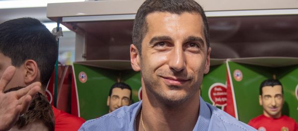 В магазинах игрушек презентовали говорящую куклу Генриха Мхитаряна (16 июня 2018). Еревaн В магазинах игрушек презентовали говорящую куклу Генриха Мхитаряна (16 июня 2018). Еревaн - Sputnik Армения