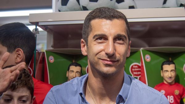 В магазинах игрушек презентовали говорящую куклу Генриха Мхитаряна (16 июня 2018). Еревaн - Sputnik Армения