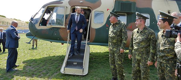 Премьер-министр Армении Никол Пашинян прибыл с рабочим визитом в Карабах (16 июня 2018). Степанакерт Премьер-министр Армении Никол Пашинян прибыл с рабочим визитом в Карабах (16 июня 2018). Степанакерт - Sputnik Армения