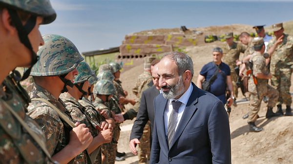 Премьер-министр Армении Никол Пашинян посетил воинкую часть (16 июня 2018). Карабах - Sputnik Армения