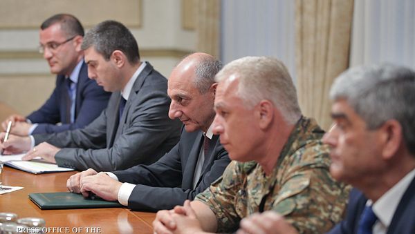 Премьер-министр Армении Никол Пашинян прибыл с рабочим визитом в Карабах (16 июня 2018). Степанакерт Премьер-министр Армении Никол Пашинян прибыл с рабочим визитом в Карабах (16 июня 2018). Степанакерт - Sputnik Армения