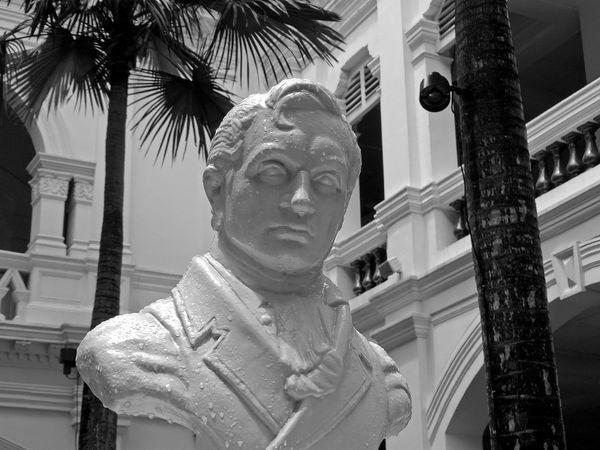 Бюст сэра Томаса Раффлза в отеле Raffles, Сингапур Бюст сэра Томаса Раффлза в отеле Raffles, Сингапур - Sputnik Армения