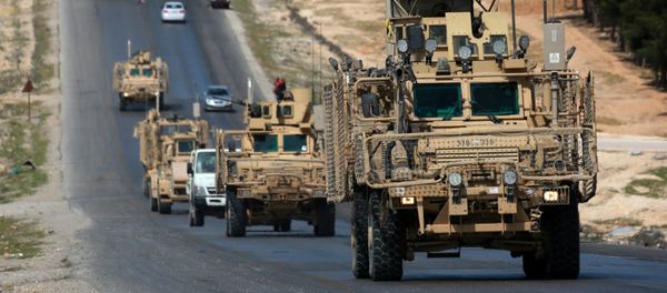 Военная колонна коалиционных сил, поддерживаемых США, движущиеся городе Манбидж (3 апреля 2018). Сирия - Sputnik Армения