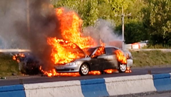 В Ереване на проспекте Мясникяна горит автомобиль - Sputnik Армения