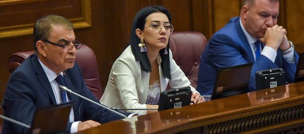 Спикер НС Ара Баблоян и вице-спикеры Арпине Ованнисян и Микаел Мелкумян на внеочередном заседании НС (19 июня). Еревaн - Sputnik Армения