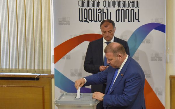 Голосование по лишению Манвела Григоряна депутатской неприкосновенности (19 июня). Еревaн - Sputnik Արմենիա