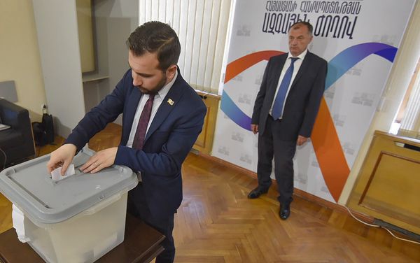 Պատգամավորները քվեարկում են - Sputnik Արմենիա