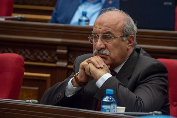 Депутат от фракции РПА Хосров Арутюнян на внеочередном заседании НС (19 июня). Еревaн - Sputnik Армения