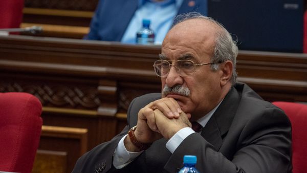Депутат от фракции РПА Хосров Арутюнян на внеочередном заседании НС (19 июня). Еревaн - Sputnik Армения