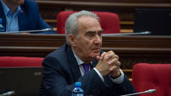 Депутат от фракции РПА Галуст Саакян на внеочередном заседании НС (19 июня). Еревaн - Sputnik Армения