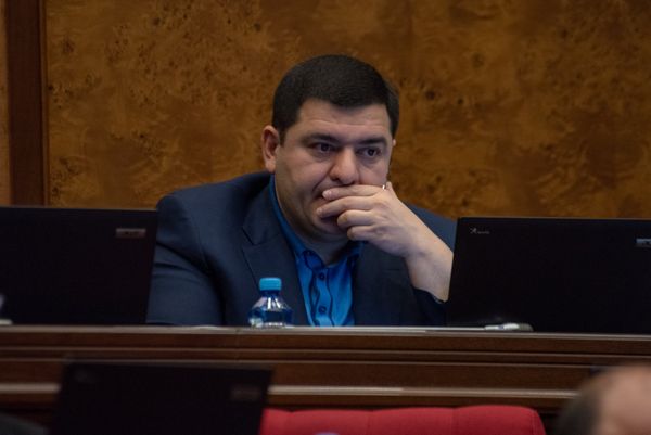Депутат от фракции РПА Артак Саркисян на внеочередном заседании НС (19 июня). Еревaн - Sputnik Армения