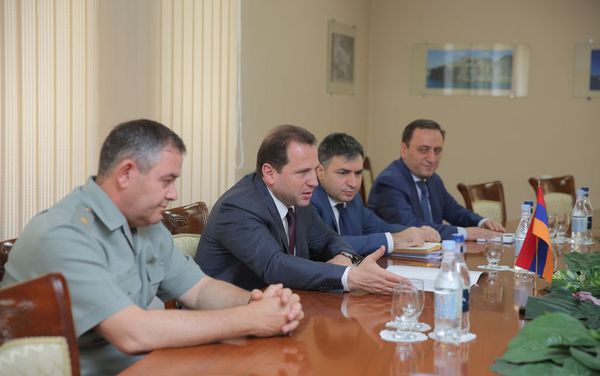Министр обороны Армении Давид Тоноян принял чрезвычайного и полномочного посла РФ в РА Сергея Копыркина (19 июня 2018). Еревaн - Sputnik Армения