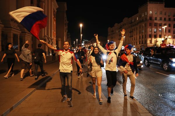 Болельщики сборной России радуются победе в матче группового этапа чемпионата мира по футболу между сборными России и Египта в Москве - Sputnik Армения