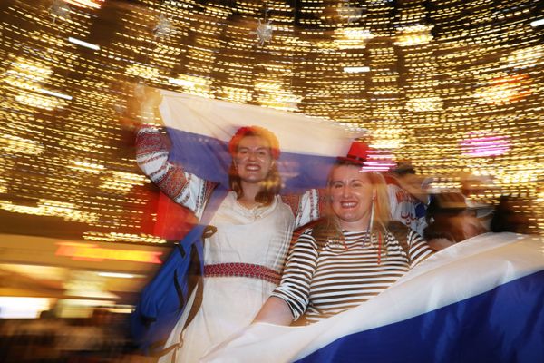Болельщики сборной России радуются победе в матче группового этапа чемпионата мира по футболу между сборными России и Египта на Никольской улице в Москве - Sputnik Армения
