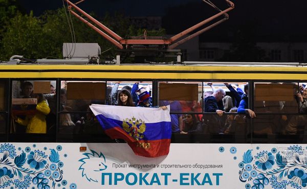 Болельщики сборной России радуются победе в матче группового этапа чемпионата мира по футболу между сборными России и Египта в Екатеринбурге - Sputnik Армения