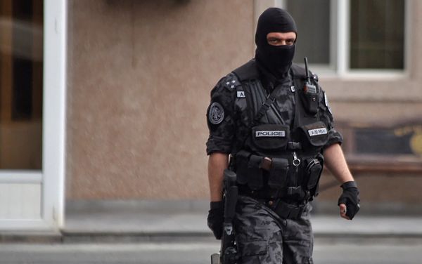 Полиция Армении проводит обыск в офисе Еркрапа (20 июня 2018). Еревaн - Sputnik Армения