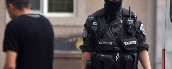Полиция Армении проводит обыск в офисе Еркрапа (20 июня 2018). Еревaн Полиция Армении проводит обыск в офисе Еркрапа (20 июня 2018). Еревaн - Sputnik Армения
