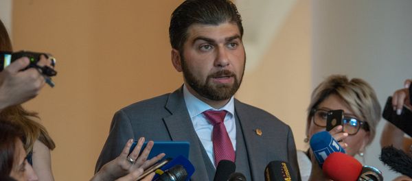 Глава гос.контрольной службы Армении Давид Санасарян беседует с журналистами (21 июня 2018). Еревaн Глава гос.контрольной службы Армении Давид Санасарян беседует с журналистами (21 июня 2018). Еревaн - Sputnik Армения
