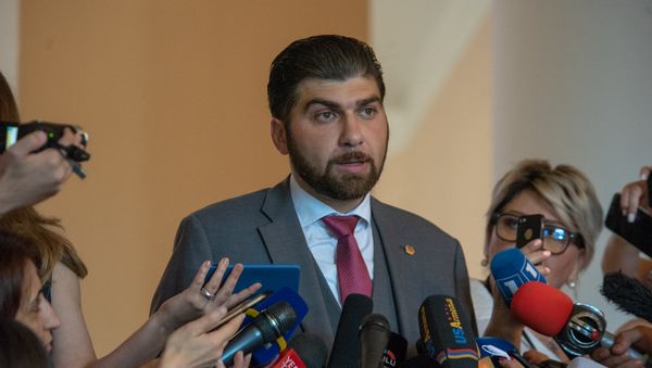 Глава гос.контрольной службы Армении Давид Санасарян беседует с журналистами (21 июня 2018). Еревaн - Sputnik Армения