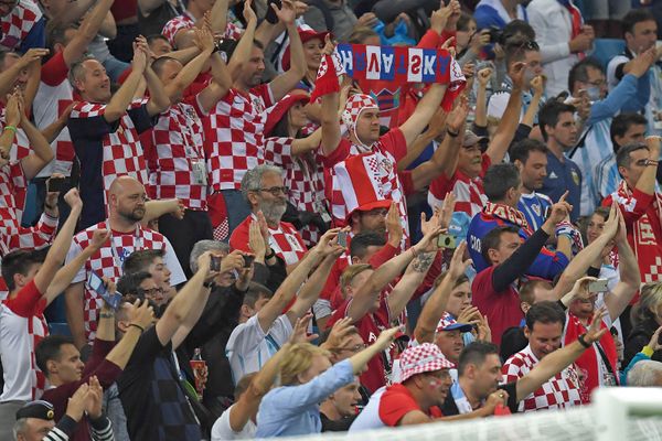 Болельщики сборной Хорватии приветствуют игроков своей сборной во время матча Аргентина - Хорватия (21 июня 2018). Нижний Новгород - Sputnik Армения