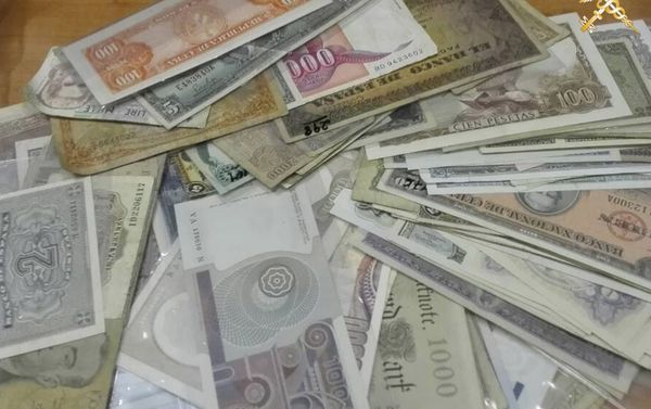 Банкноты, найденные в тайнике автомобиля - Sputnik Армения